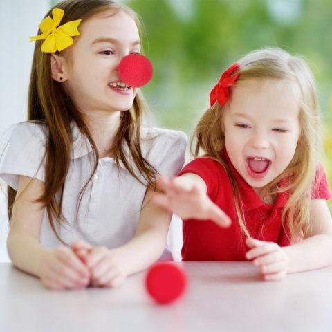 Zestaw 24 czerwonych nosów klaunów